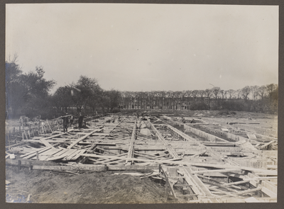 222942 Afbeelding van de aanleg van de funderingen voor het te bouwen Tandheelkundig Instituut (Jutfaseweg 5) van de ...